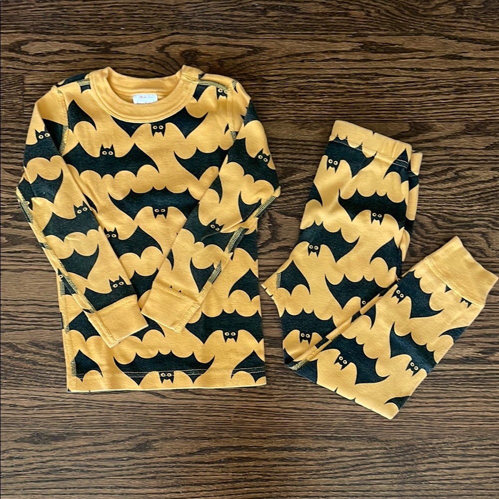Hanna Andersson Yellow and Black Bat Pajama Set